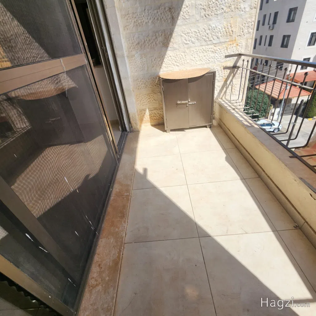 Unfurnished apartment for rent - Image 1