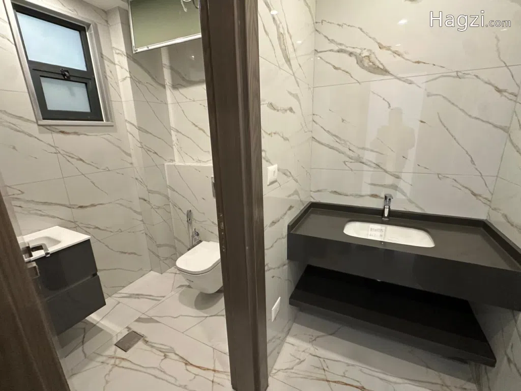 Unfurnished aparment for Sale in Dahyet Al Nakheel - Image 1