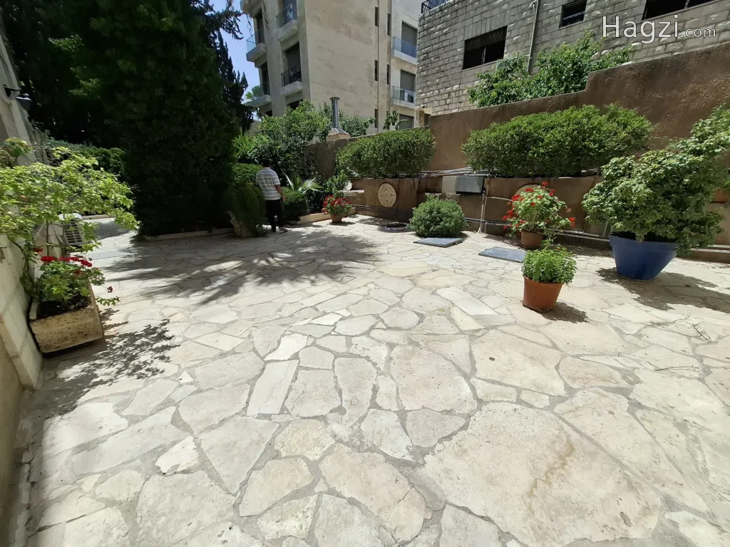 Unfurnished apartment for rent - Image 1