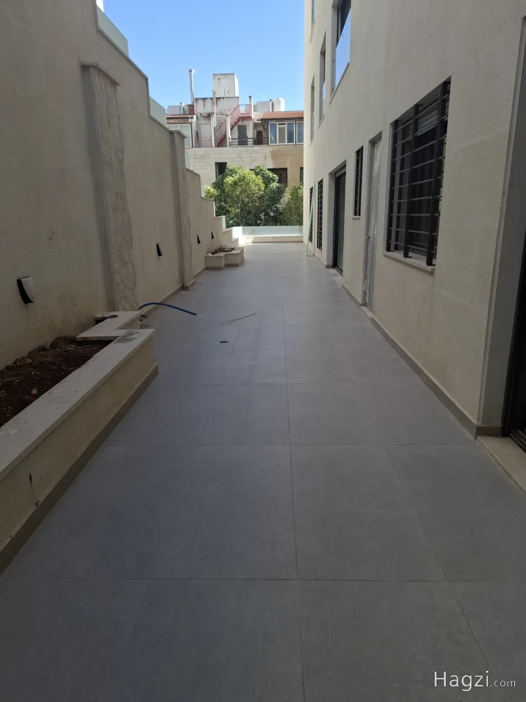 Unfurnished apartment for sale - Image 1