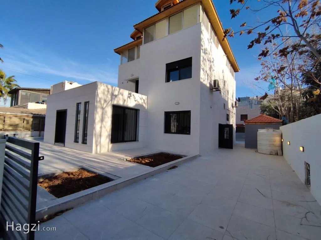 Unfurnished villa for rent in the heart of Abdoun - Image 1