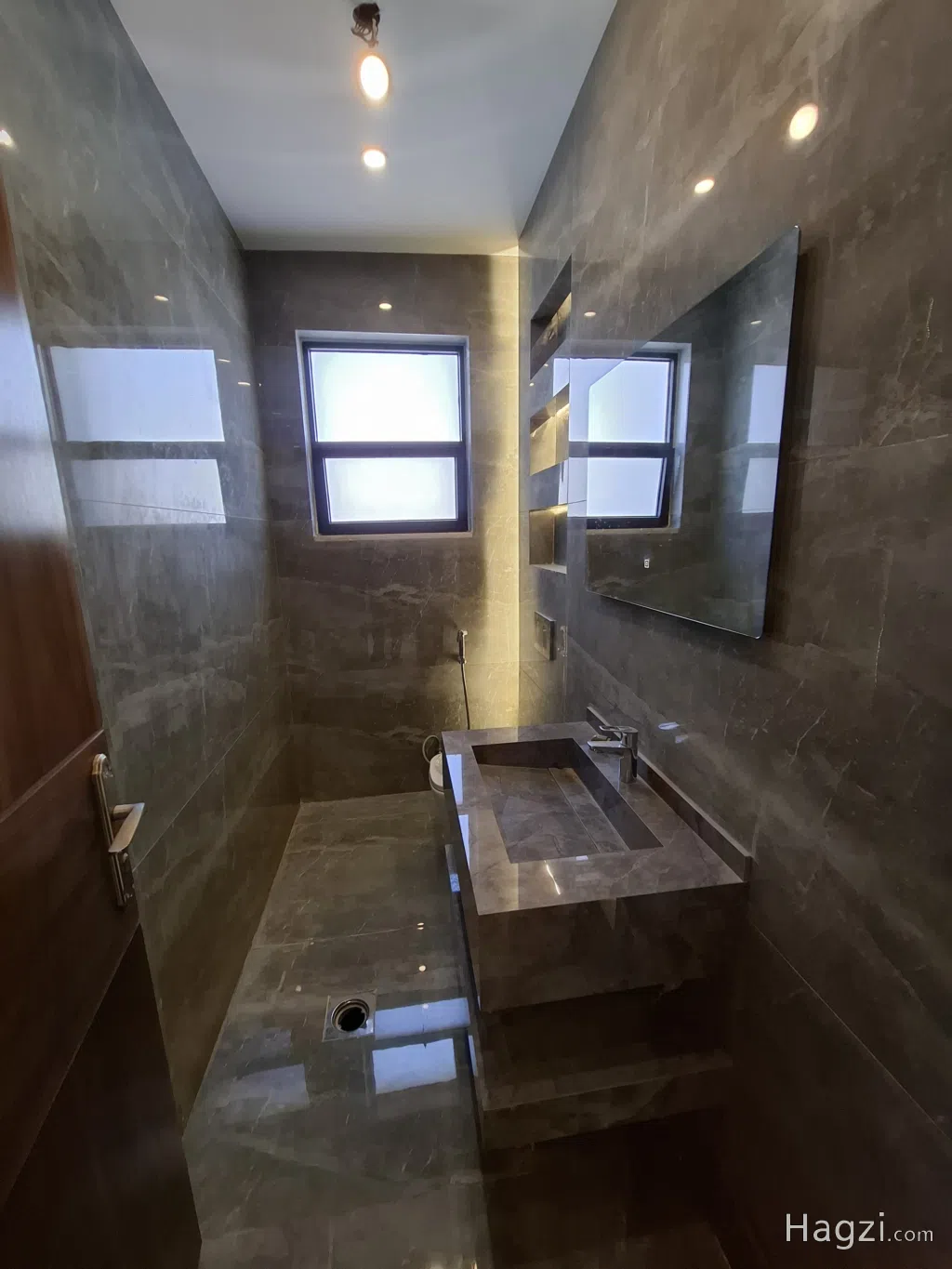 Unfurnished apartment to Sale - Image 1