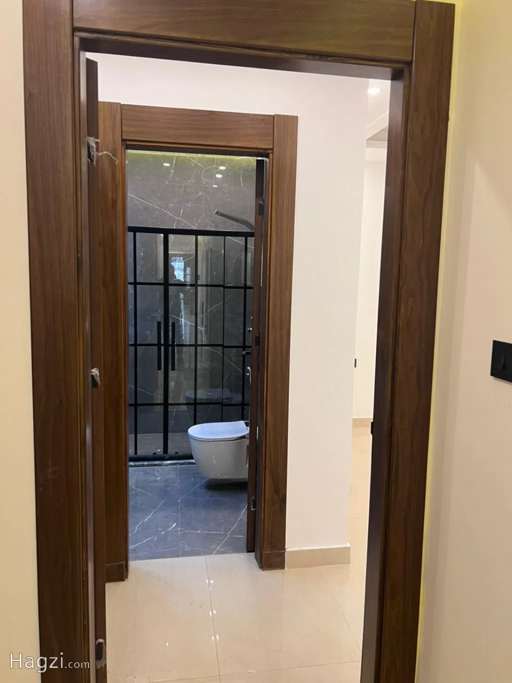 Unfurnished apartment for rent - Image 1