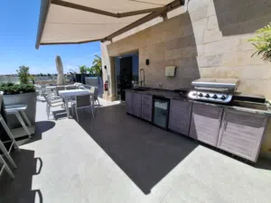 Spacious two-bedroom apartment with a shared rooftop. - Secondary Image 2