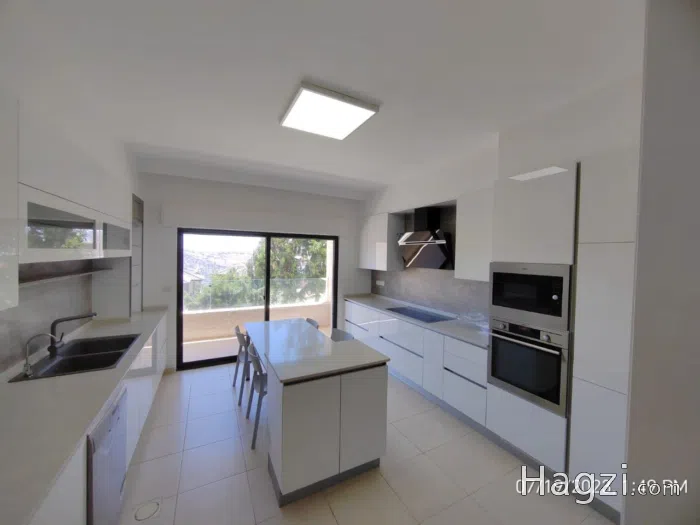 High-end 3 Bedrooms Apartment in Al Kursi