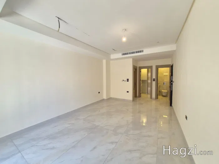 🏡 شقة أرضية  فاخرة للبيع مع حديقة وكراج خاص – ام اذينة