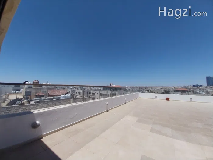 Studio for rent in Deir Ghbar with a roof on the upper floor